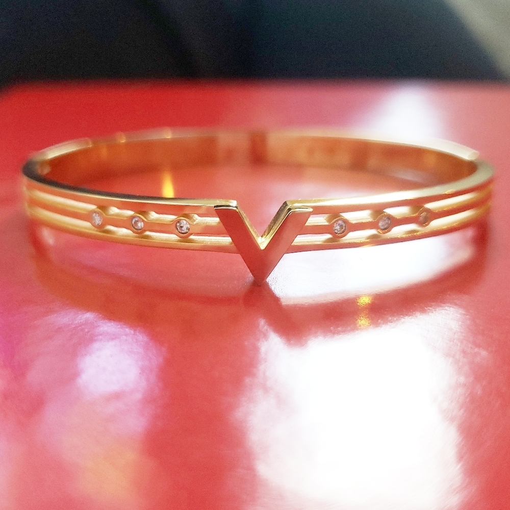 The Styled Collection V Bangle - Picture 2 of 4